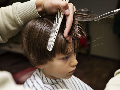 nino-alto-angulo-cortandose-pelo nino-alto-angulo-cortandose-pelo